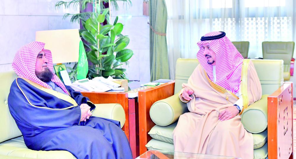 



الأمير فيصل بن بندر مستقبلا رئيس محكمة الاستئناف في الرياض. (عكاظ)