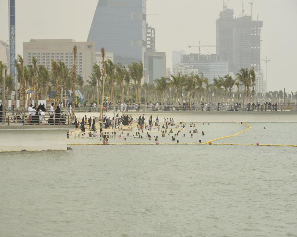 



أطفال يستمتعون بالسباحة في بحر جدة أمس. (تصوير: أحمد المقدام)
