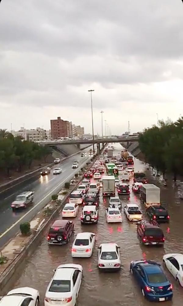 



الأمطار أصابت بعض شوارع المدينة بالشلل المروري. (تصوير: بندر الترجمي)