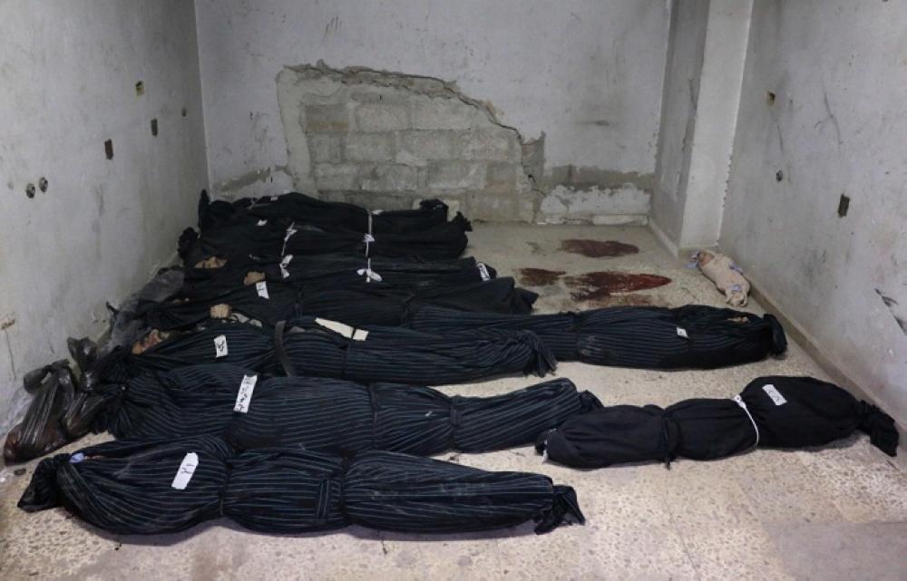 جثث مدنيين سوريين سقطوا في القصف على الغوطة الشرقية. (أ.ف.ب)