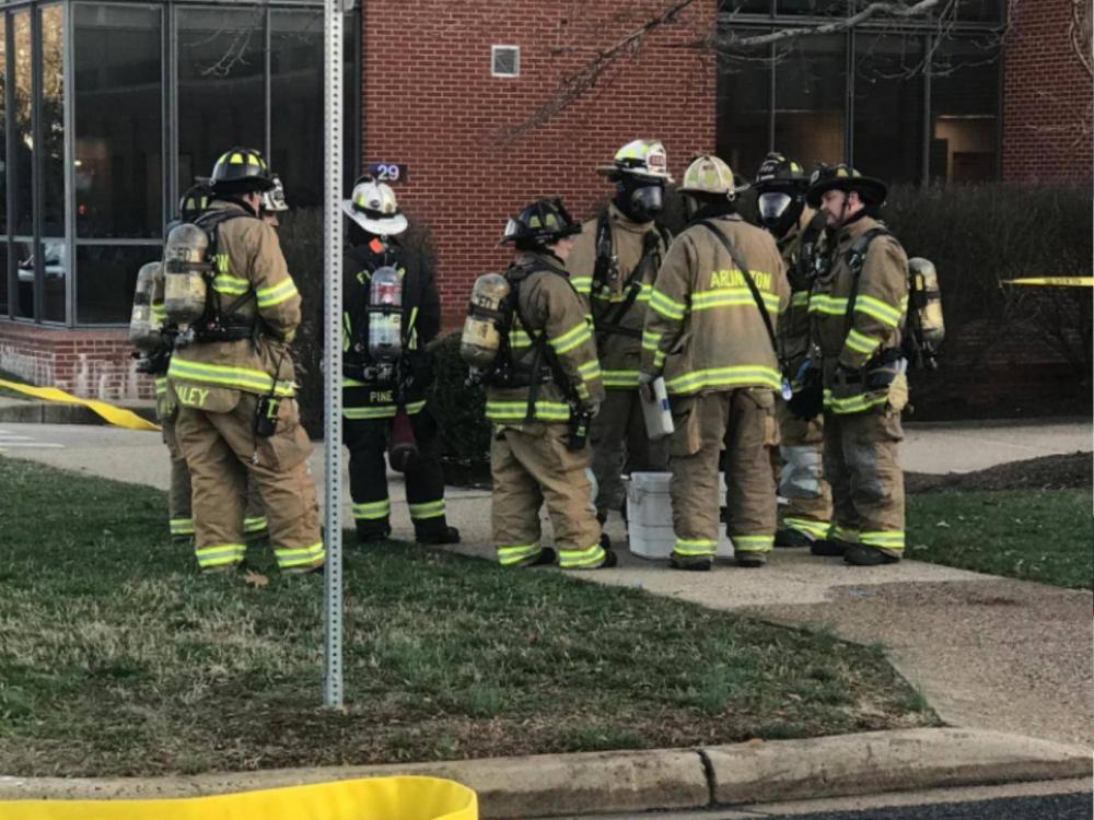 رجال الإطفاء في موقع الحادثة