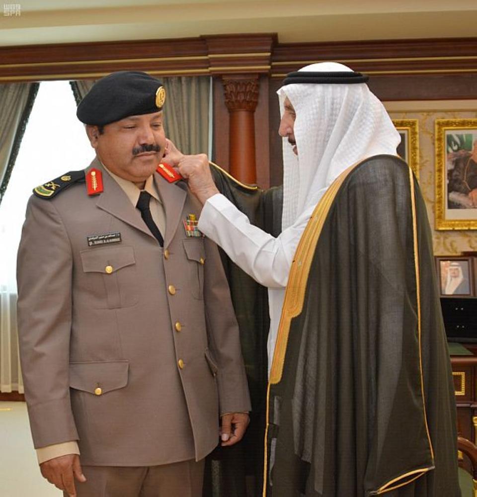 الأمير محمد بن ناصر مقلداً المرشدي رتبته الجديدة. (عكاظ)