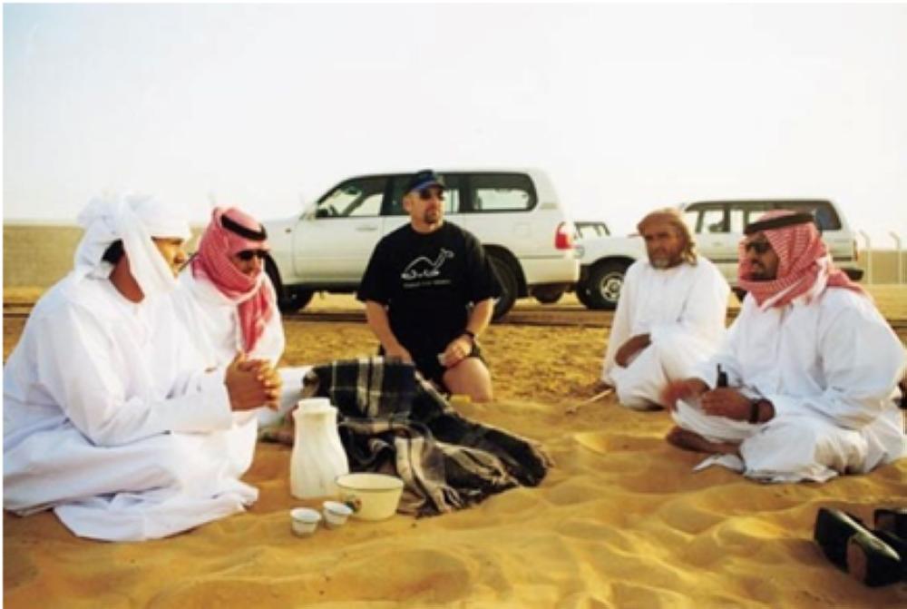 بيطري الصحراء خلال استراحة عمل مع زملائه الإماراتيين