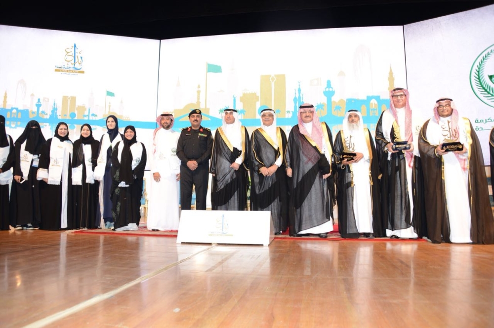 الأمير مشعل بن ماجد مع الفائزين بالجوائز. (تصوير: عبدالسلام السلمي)