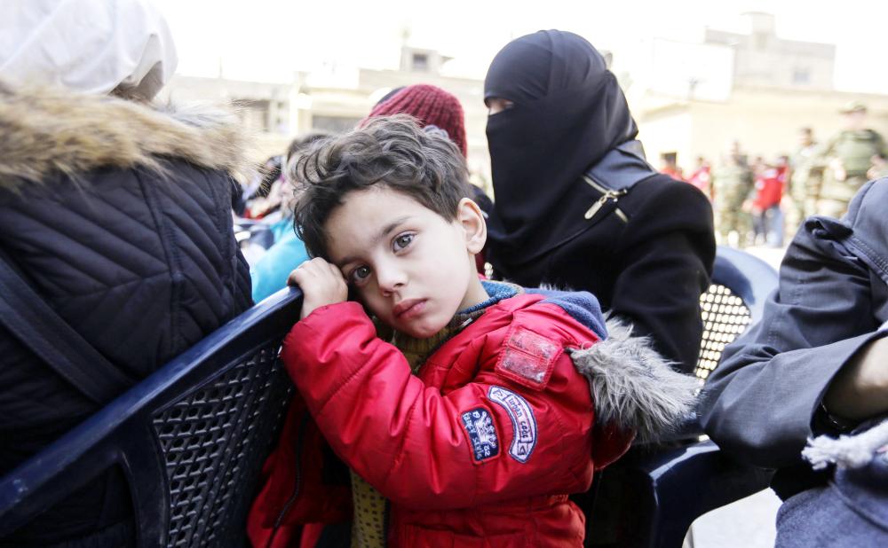 



طفل سوري نازح مع أسرته عن الغوطة ضمن المدنيين الذين أجلوا عن المنطقة أمس. (أ ف ب)