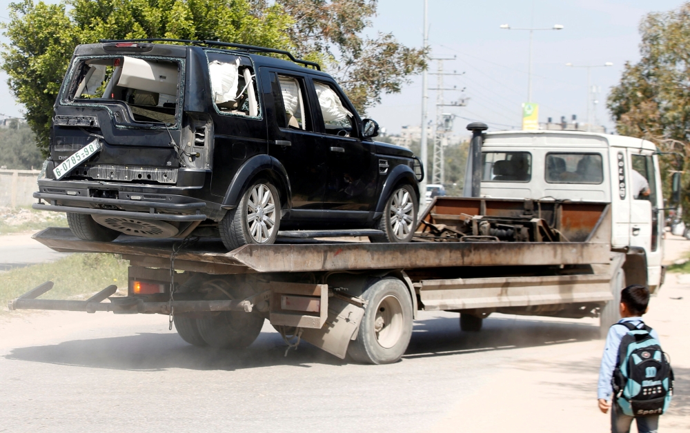 A damaged vehicle of the convoy of Palestinian Prime Minister Rami Hamdallah is removed after an explosion in the northern Gaza Strip March 13, 2018. REUTERS/Mohammed Salem     TPX IMAGES OF THE DAY