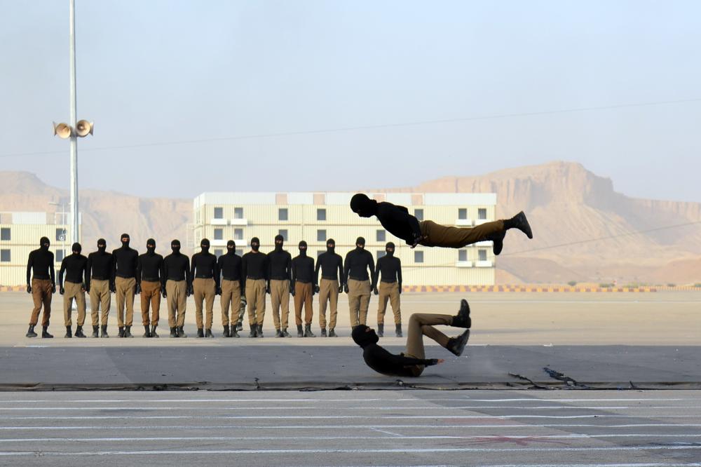 رجال الأمن خلال القفز في فريضة التعامل مع أحد المعتدين.