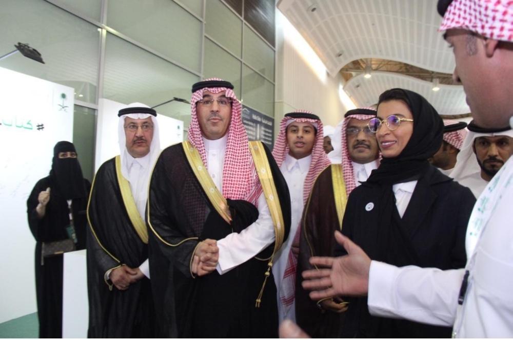 العواد ووزيرة الثقافة الإماراتية خلال تدشينه معرض الكتاب اليوم. (عكاظ)