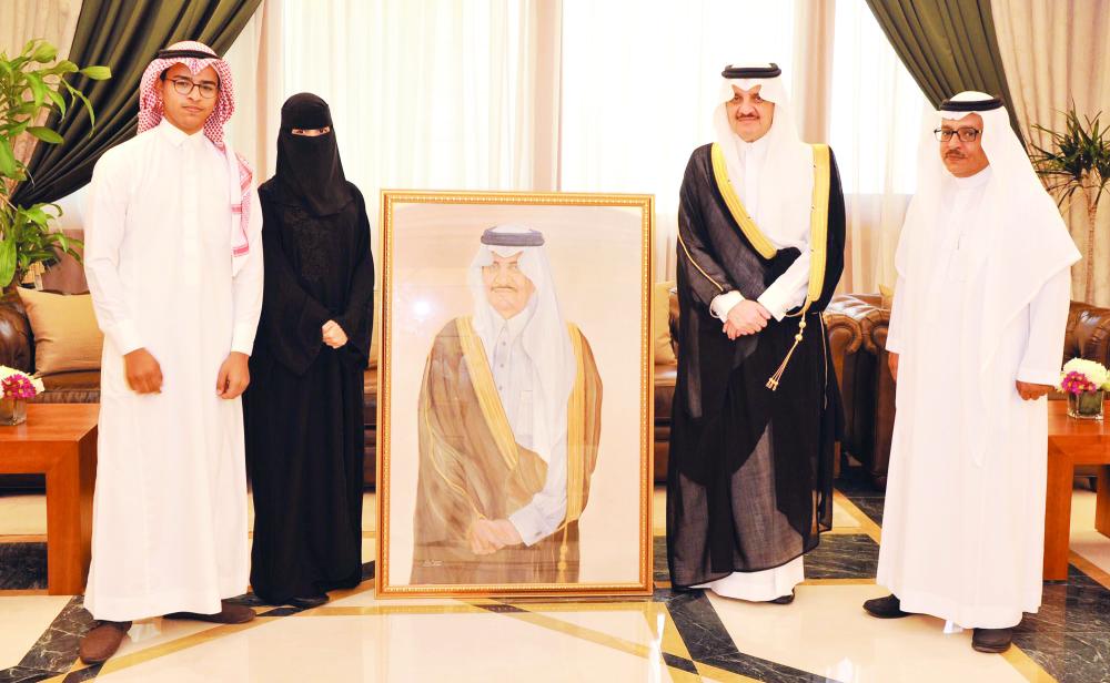 



الأمير سعود بن نايف متسلما اللوحة الفنية من التشكيلية صفية احمساني. (عكاظ)