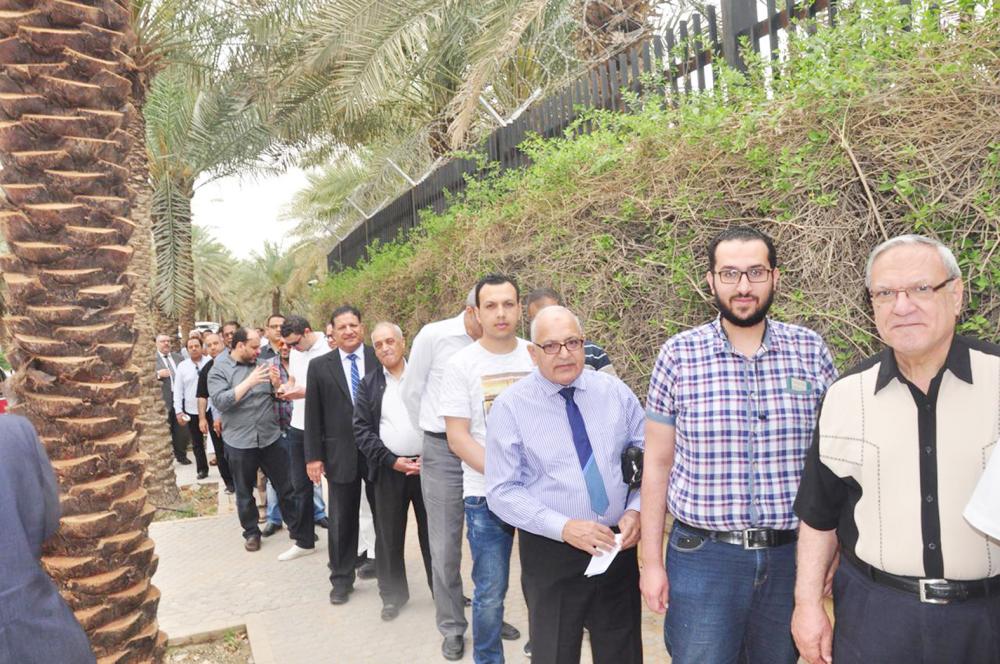مصريون بانتظار الإدلاء باصواتهم في الانتخابات الرئاسية في الفارة المصرية بالرياض أمس 