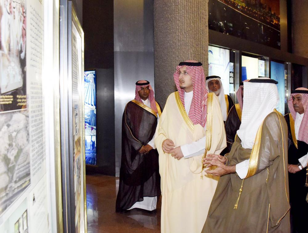 الأمير أحمد بن فهد خلال زيارته لمحافظة الجبيل 