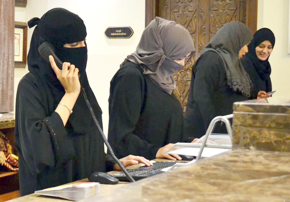 


فتيات سعوديات أثناء العمل في أحد الفنادق.