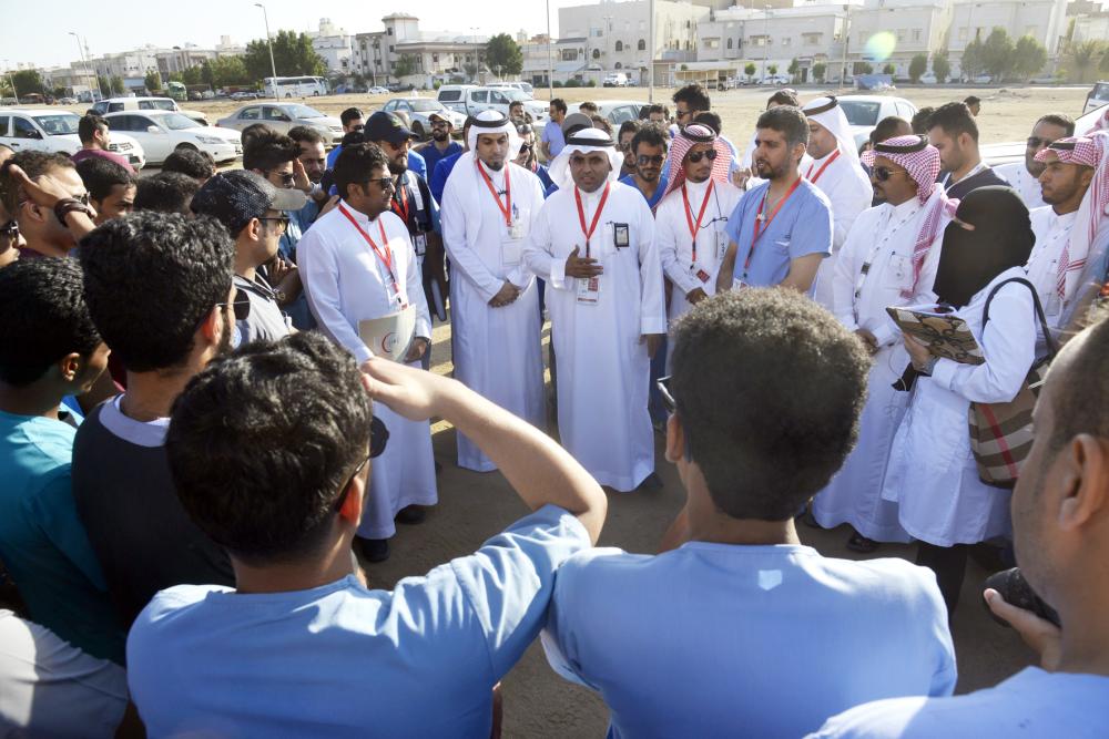 



المشاركون في حملة التوعية للوقاية من الضنك قبل انطلاقتها في جدة أمس.