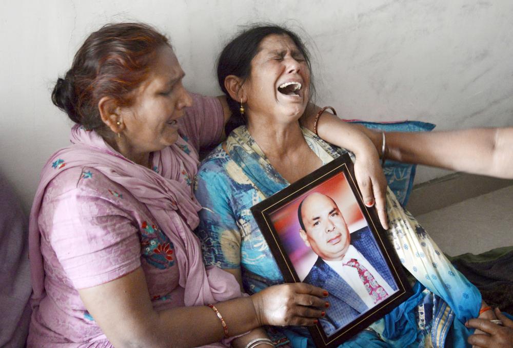 



هندية تبكي اغتيال زوجها على أيدي «داعش» عقب العثور على 39 جثة عامل هندي في مقبرة جماعية شمال الموصل أمس. (أ ف ب)