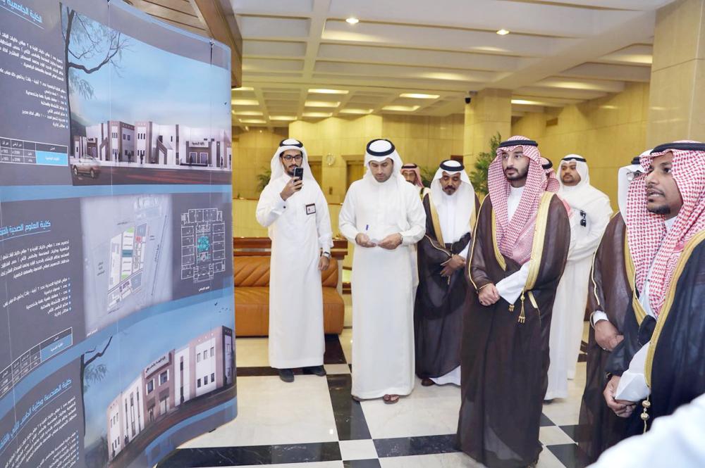 



الأمير عبدالله بن بندر خلال استعراض المشاريع.