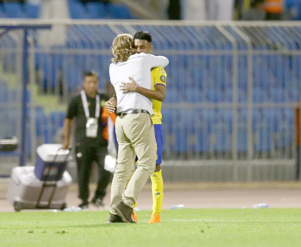 



عناق بين إبراهيم غالب وكارينيو في لقاء سابق جمع النصر والشباب.