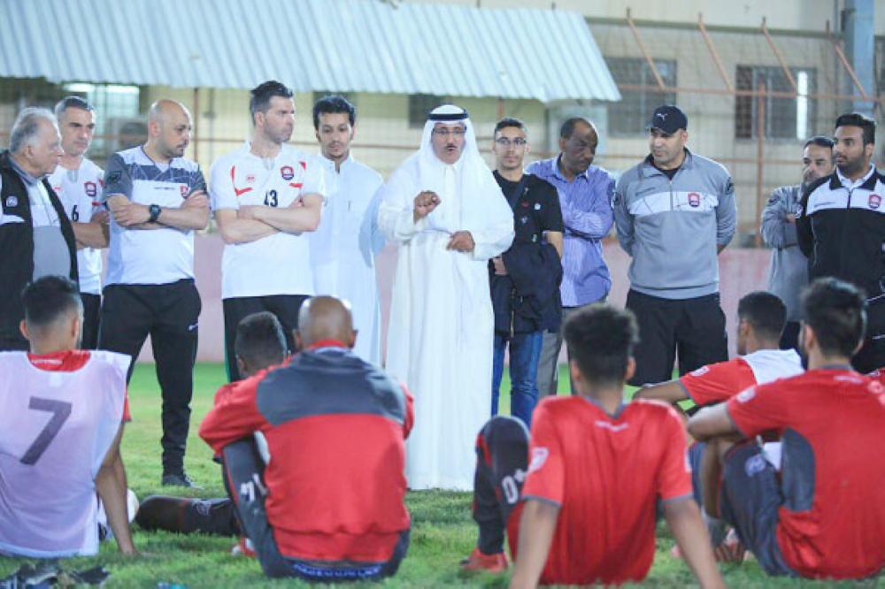 الجهاز الإداري والفني في حديث مع اللاعبين خلال التدريبات.