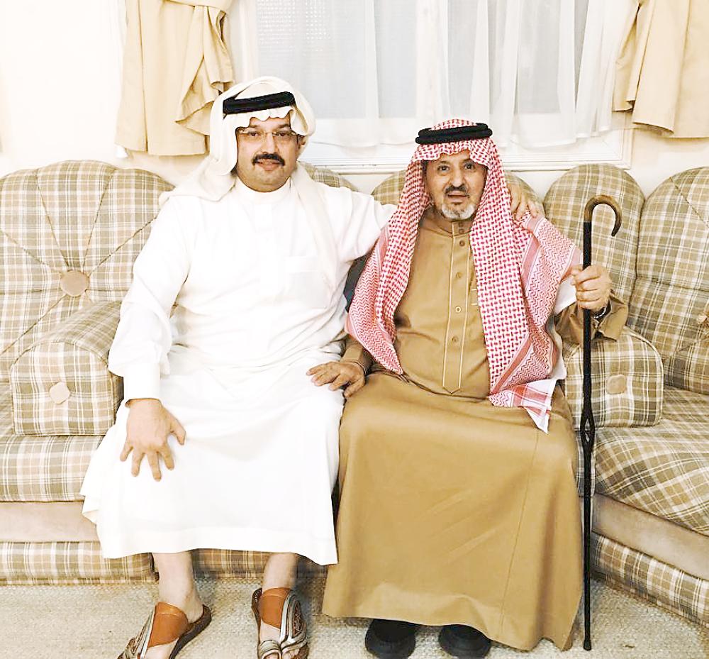 



الأمير تركي بن طلال في منزل تركي المتحمي. (عكاظ)