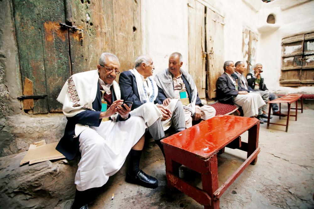 



يمنيون يتجمعون في مقاهي صنعاء القديمة أمس وسط حالة من البطالة جراء ممارسات ميليشيا الحوثي. (رويترز)