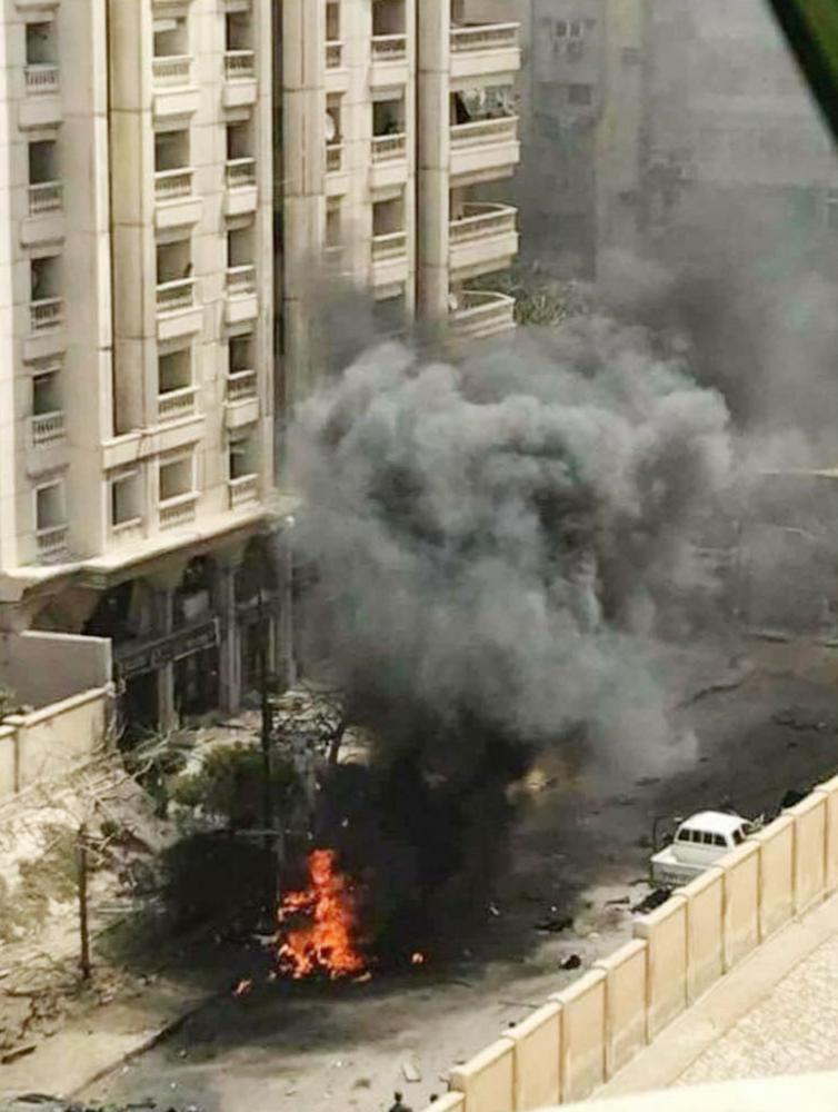 



ألسنة الدخان تتصاعد من السيارة المفخخة عقب انفجارها في الاسكندرية أمس. (وكالات)