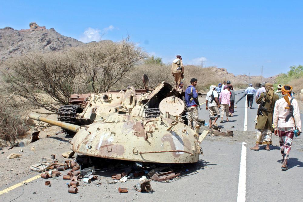 



جنود يمنيون يتجمعون حول آليات حوثية مدمرة بعد تحرير منطقة الشريجة في لحج أمس. (أ.ف.ب)