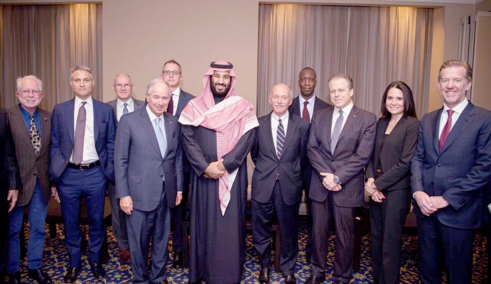 



صورة جماعية لولي العهد مع عدد من كبار التنفيذيين في شركات عالمية في نيويورك أمس. (واس)