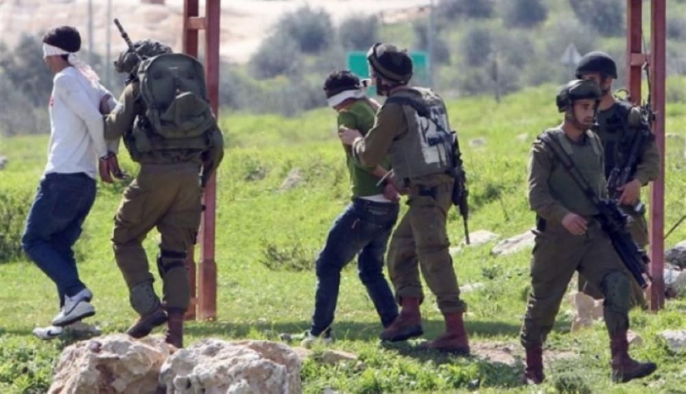 جنود إسرائيليون يعتقلون فلسطينيين