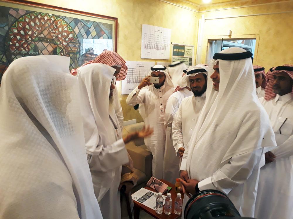 



وزير التعليم يستمع لمطالبات رئيس الجاليات في مكة أمس. (تصوير: عبدالعزيز الربيعي)