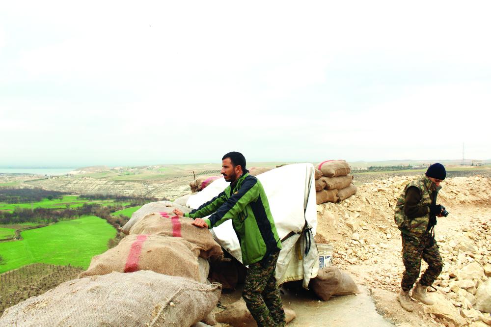 



على خط الجبهة الأول في منبج، في مواجهة الجيش التركي وفصائل درع الفرات.