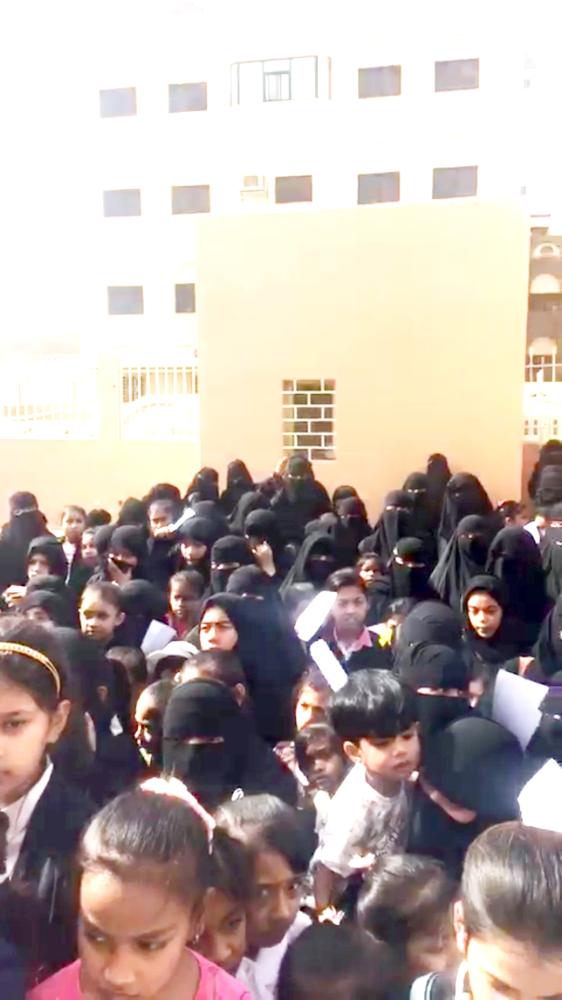 



طالبات مع أمهاتهن أمام أحد المراكز الصحية في مكة المكرمة.