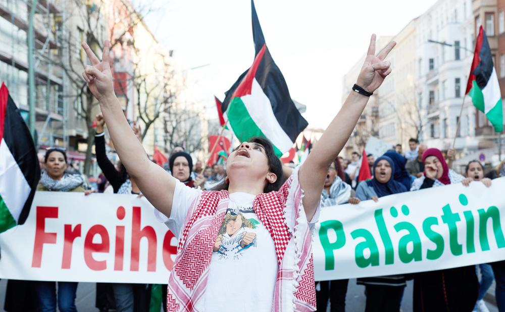 



فلسطينية تشارك في مظاهرة بألمانيا تضامنا مع متظاهري «مسيرة العودة» في غزة أمس. (أ ف ب)
