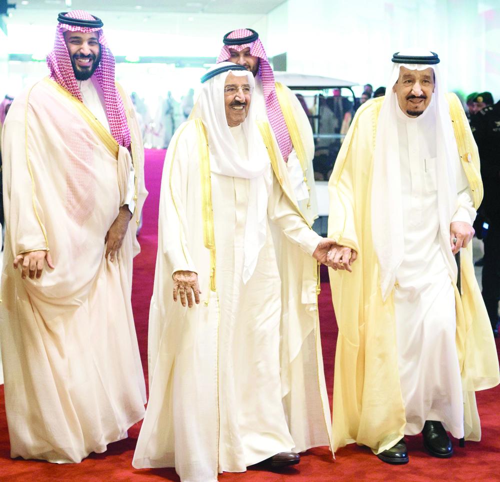 



الملك سلمان مرحبا بملك البحرين 
خلال الاستقبال.  (تصوير: بندر الجلعود)