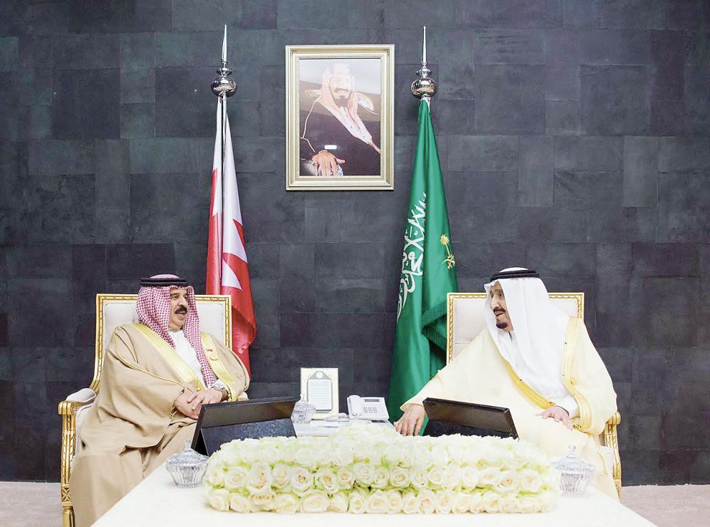 خادم الحرمين الشريفين مستقبلا ملك البحرين أمس في الظهران (تصوير: بندر الجلعود) 