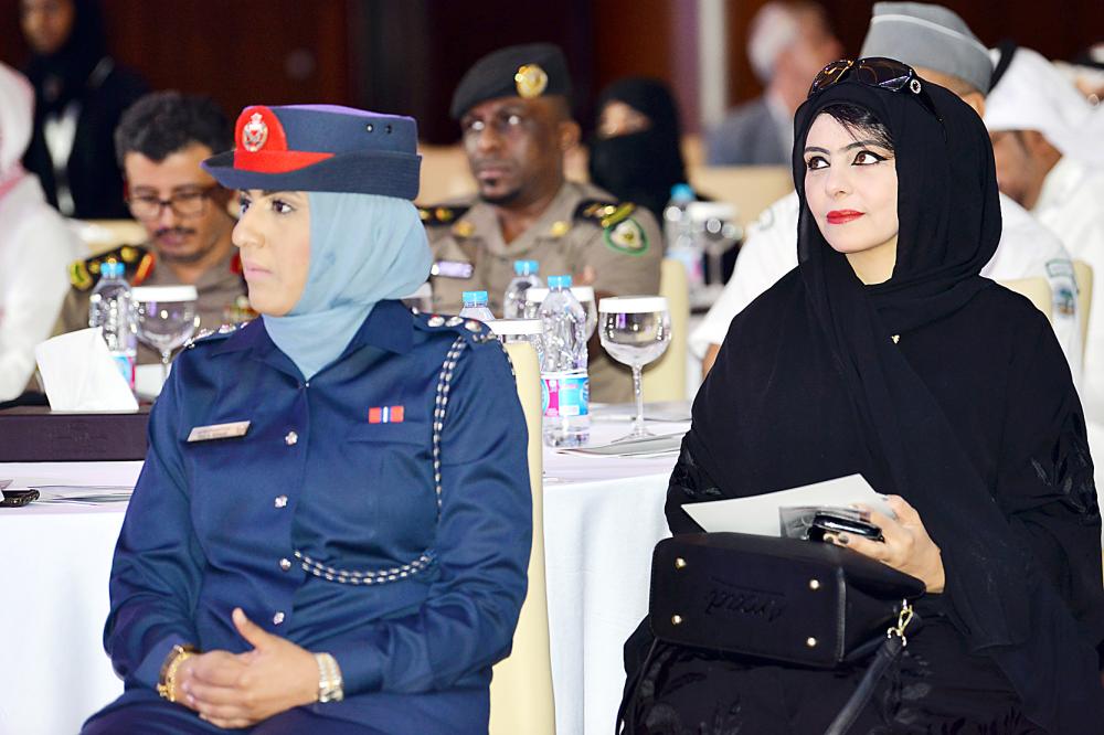 سيدتان من الحضور إحداهما ضابطة من مملكة البحرين.
