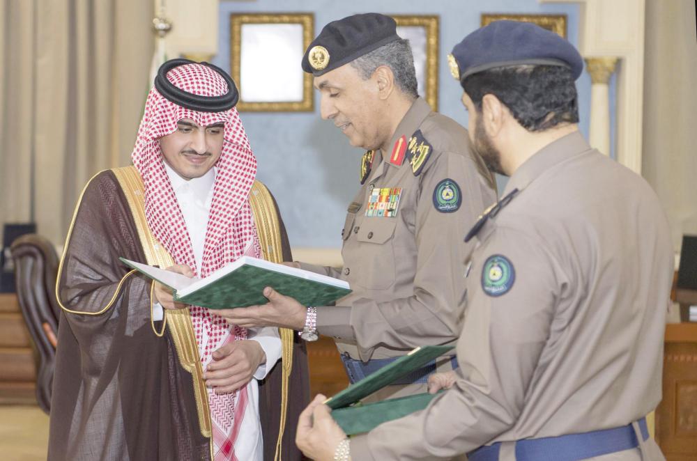 



الأمير بدر بن سلطان يطلع على تقرير الدفاع المدني. (عكاظ)