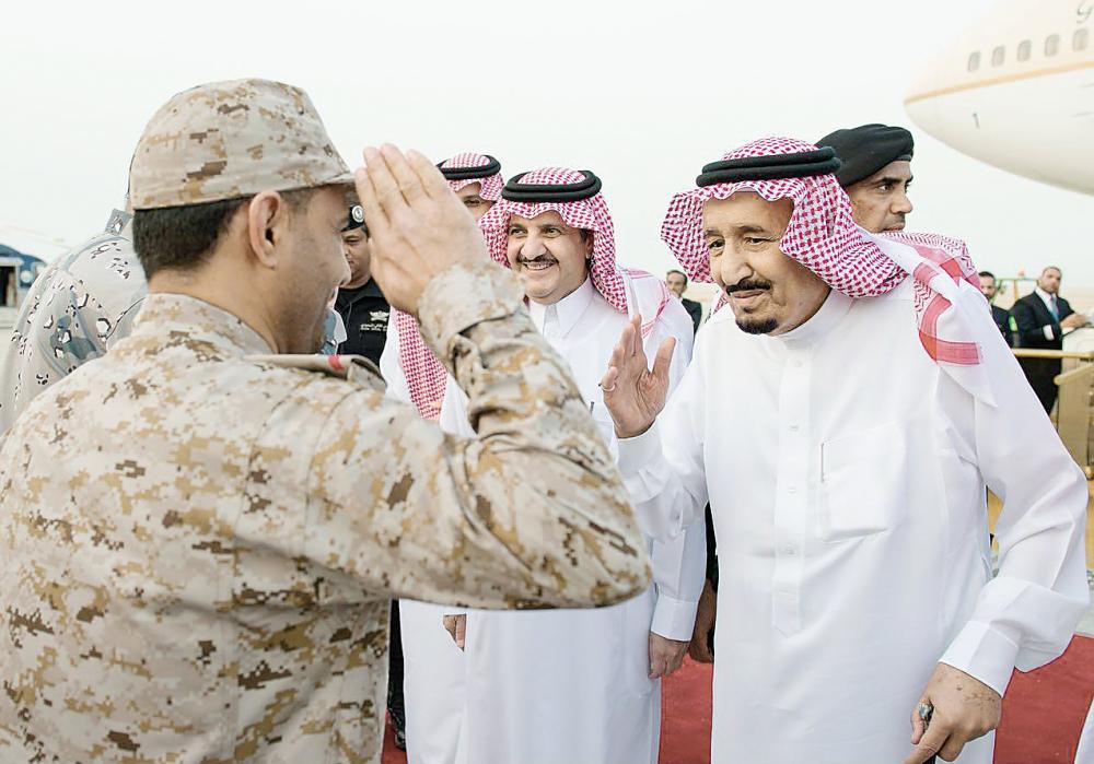 



.. ويرد على تحية أحد أبنائه العسكريين قبيل مغادرته الجبيل.. ويبدو أمير الشرقية في وداعه.