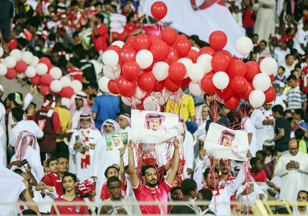 



جماهير الوحدة يرفعون صوراً لرئيس هيئة الرياضة تركي آل الشيخ. (تصوير: عبدالغني بشير)