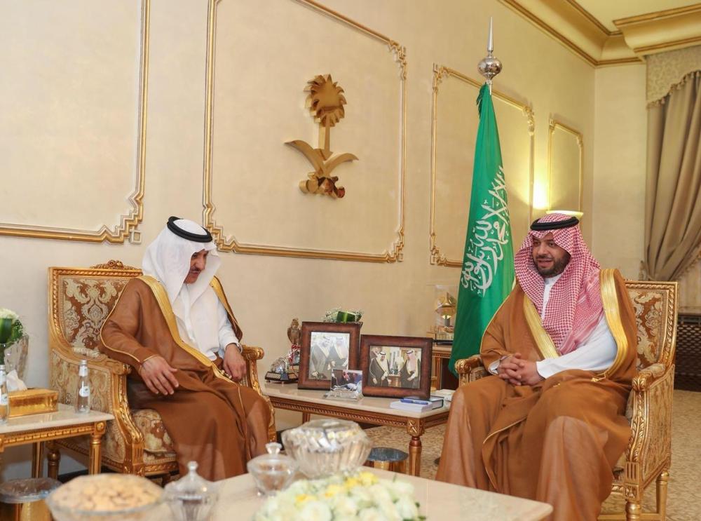 الأمير فيصل بن خالد خلال لقائه رئيس هيئة حقوق الإنسان. (عكاظ)