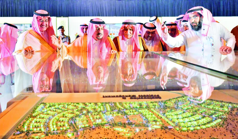 



الأمير فيصل بن بندر مطلعا على مجسم لكامل المشروع. (عكاظ)