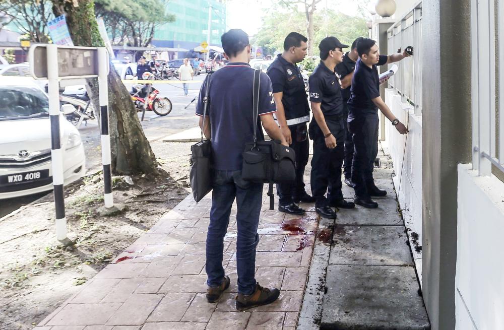 الشرطة الماليزية تتفقد الموقع الذي اغتيل فيه فادي البطش أمس. (أ ف ب)