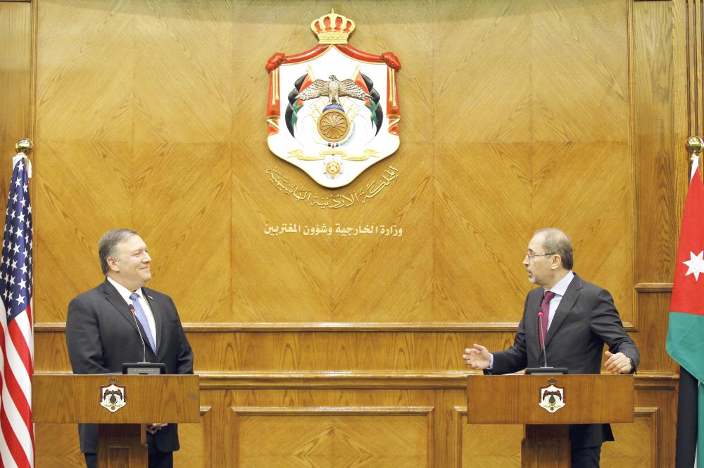 



وزير الخارجية الأردني أيمن الصفدي ونظيره الأمريكي مايك بومبيو خلال المؤتمر الصحفي الذي عقد في العاصمة عمان أمس. (أي ب أ)