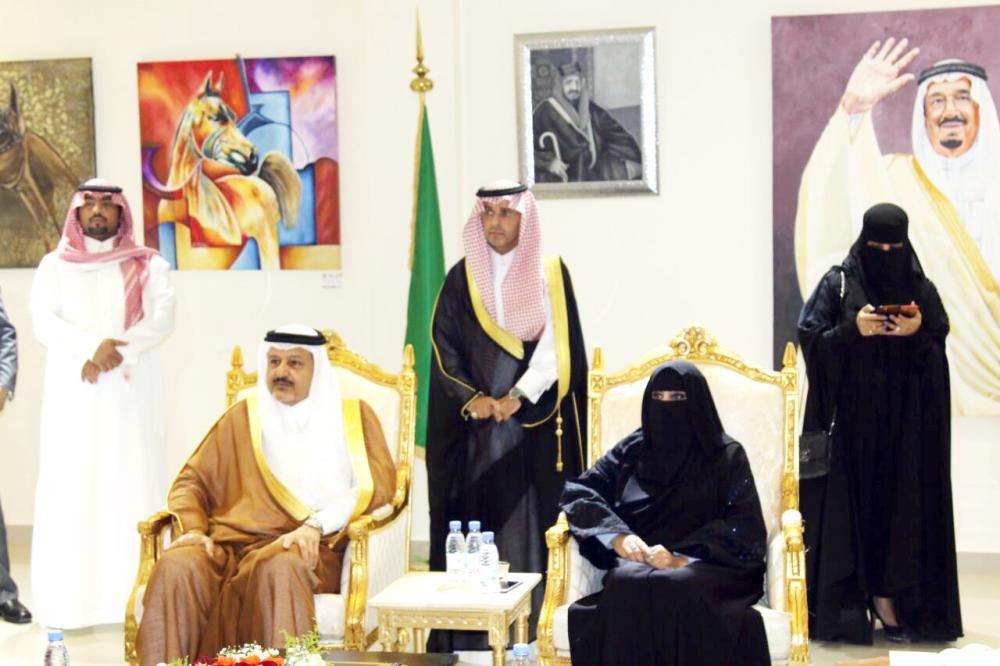 الأمير فيصل بن محمد لدى تدشينه معرض «تواصل 3».   (عكاظ)