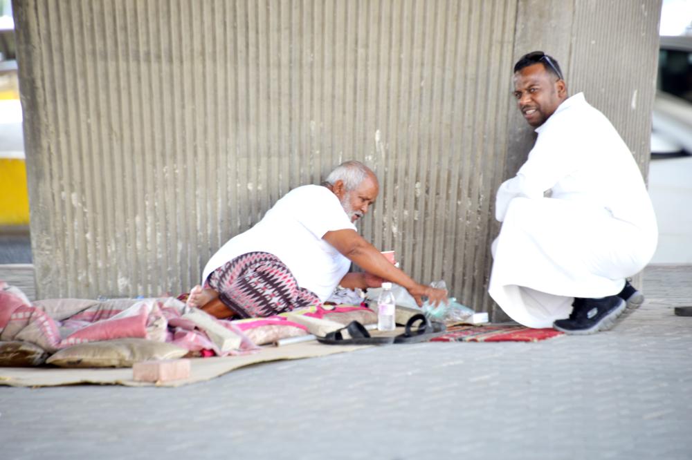 



محرر «عكاظ» يتحدث لأبوهادي على أحد أرصفة الحي.