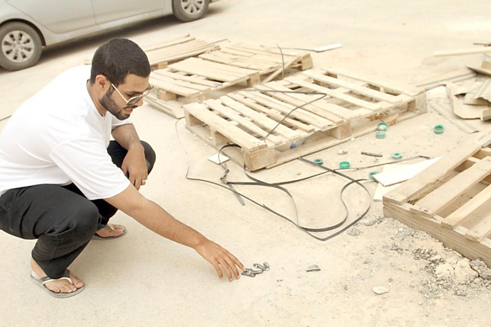 



مواطن يمسك بجزء من الشظايا. (تصوير: عبدالعزيز اليوسف)