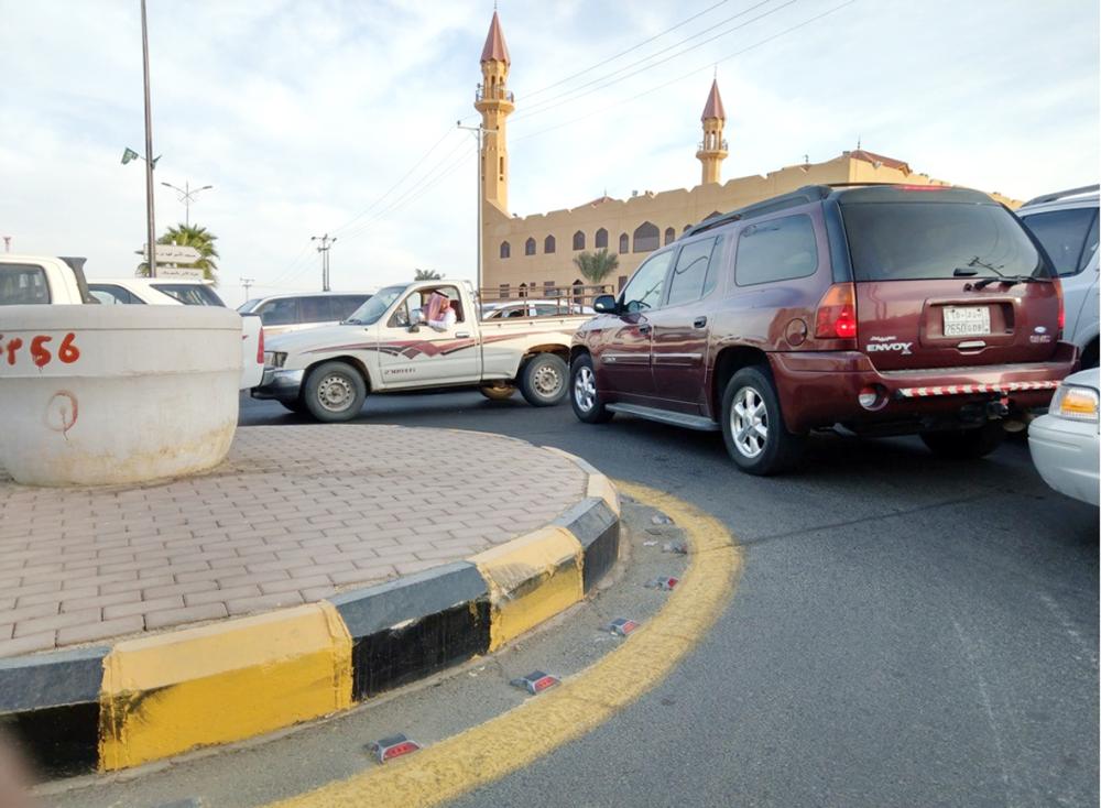 



ازدحام حركة السير في ميدان جامع الأمير فهد بن سلطان بالوجه. (عكاظ)