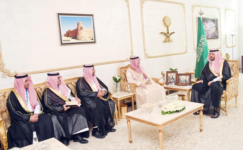 



الأمير فيصل بن خالد أثناء لقائه مدير بنك التنمية الاجتماعية. (عكاظ)