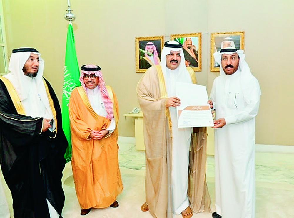 





الأمير عبدالعزيز بن سعد مكرما أحد المتميزين. (عكاظ)