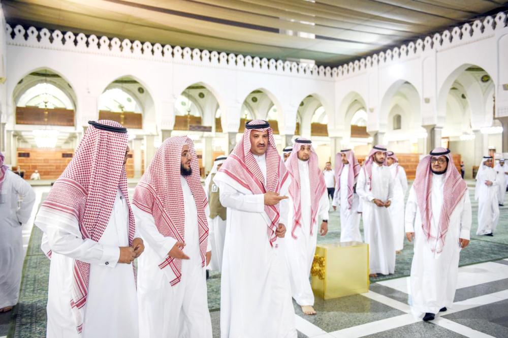 



الأمير فيصل بن سلمان خلال زيارة جامع قباء. (عكاظ)