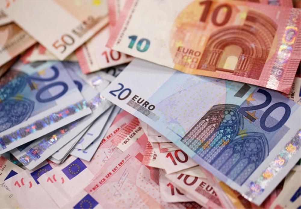 اليورو ينخفض بفعل المخاطر السياسية في إيطاليا وعوائد السندات