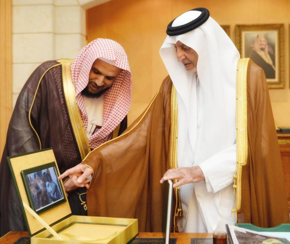 



الأمير خالد الفيصل خلال استقباله الأهالي في منزله أمس. (واس)